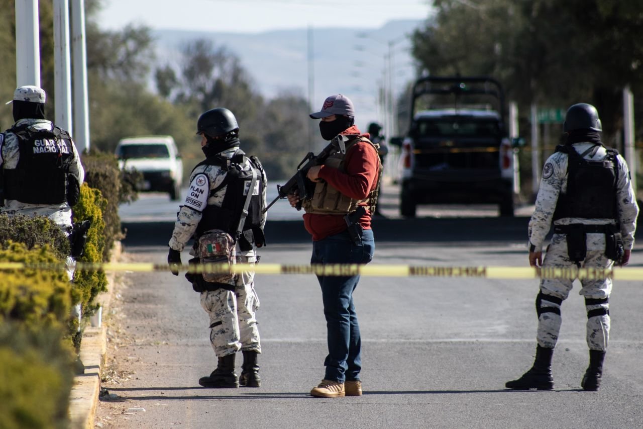 Diez cuerpos fueron localizados sin vida a la entrada del municipio colindante con el estado de Aguascalientes; nueve de ellos colgados sobre el puente vehicular de la carretera No. 45 y uno más en un árbol unos metros más adelante. Zacatecas.
