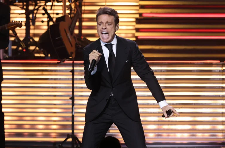luis-miguel-tour-miami-2023-billboard-espanol-1548