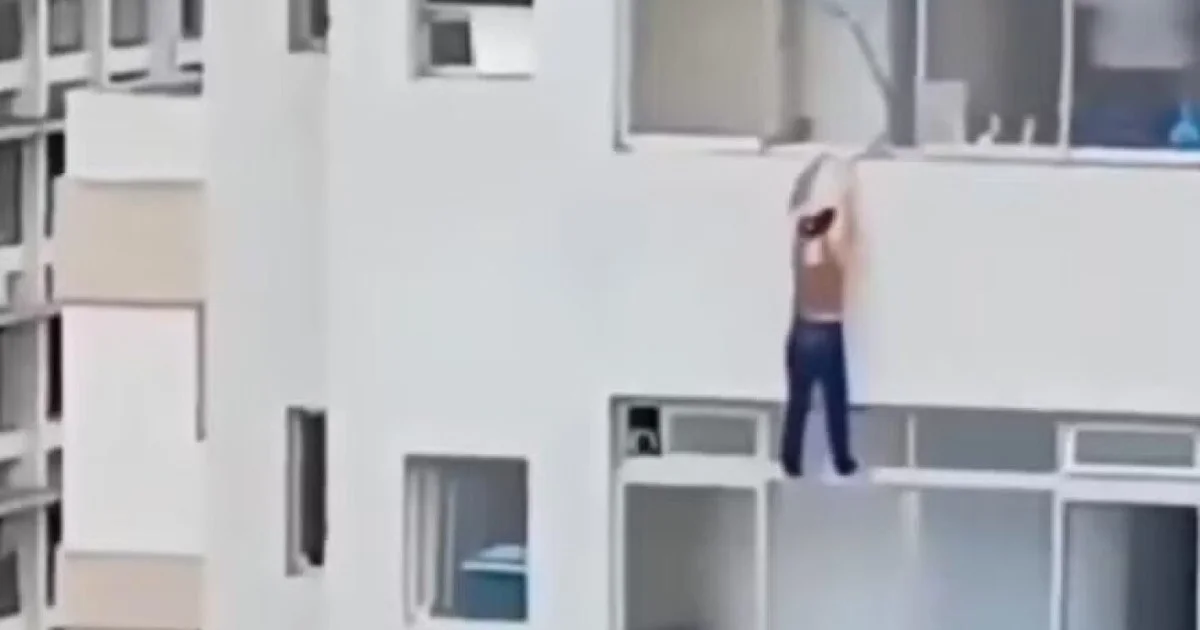 1729234331_una-mujer-limpiaba-una-ventana-se-resbalo-y-quedo-colgada