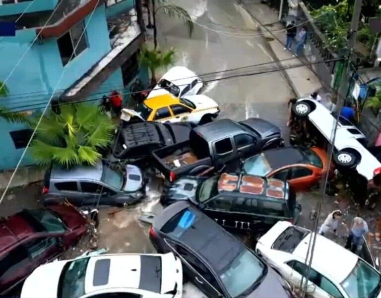 Corriente Arrastra Alrededor de 20 Vehículos en Guadalupe, N.L.___