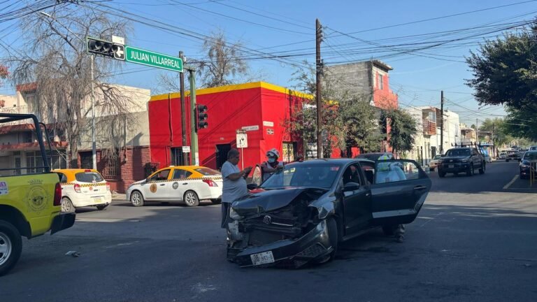 choque_auto_centro_monterrey_d96ffe1465