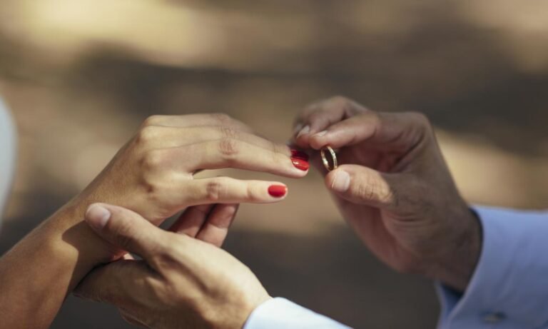 le-pone-un-anillo-de-boda