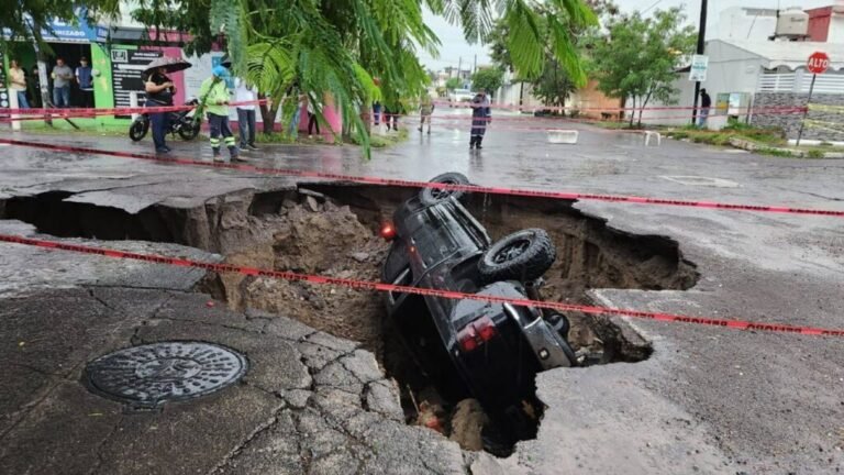 socavon-se-traga-auto-en-veracruz-101246-1024x576