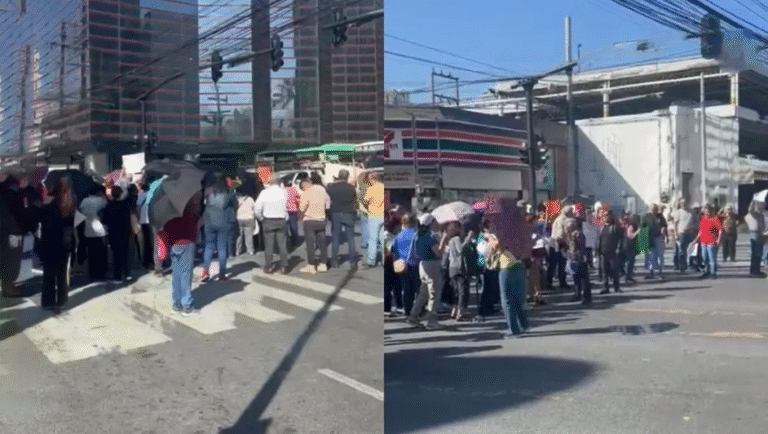 Maestros jubilados y pensionados bloquean el centro de Monterrey (1)