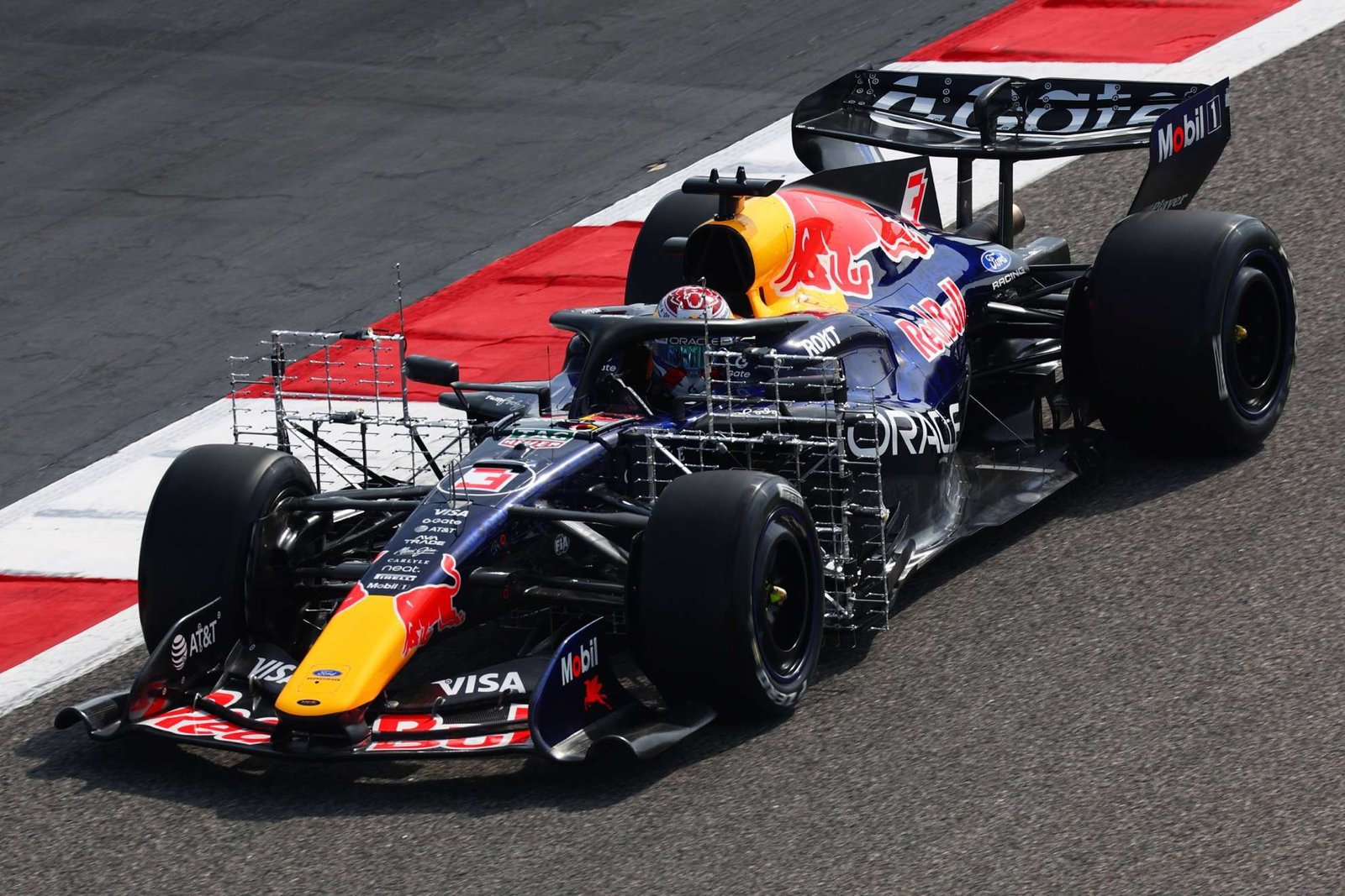 Verstappen domina la primera jornada de pruebas de F1