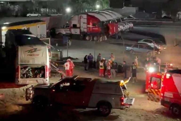 Autobus-embiste-a-trabajadores-en-la-carretera-a-Laredo-en-Apodaca-NL-reportan-un-muerto-y-varios-heridos-1