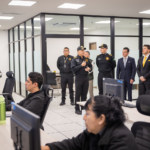 El Gobernador de Nuevo León y otros funcionarios públicos en las oficinas del C4.