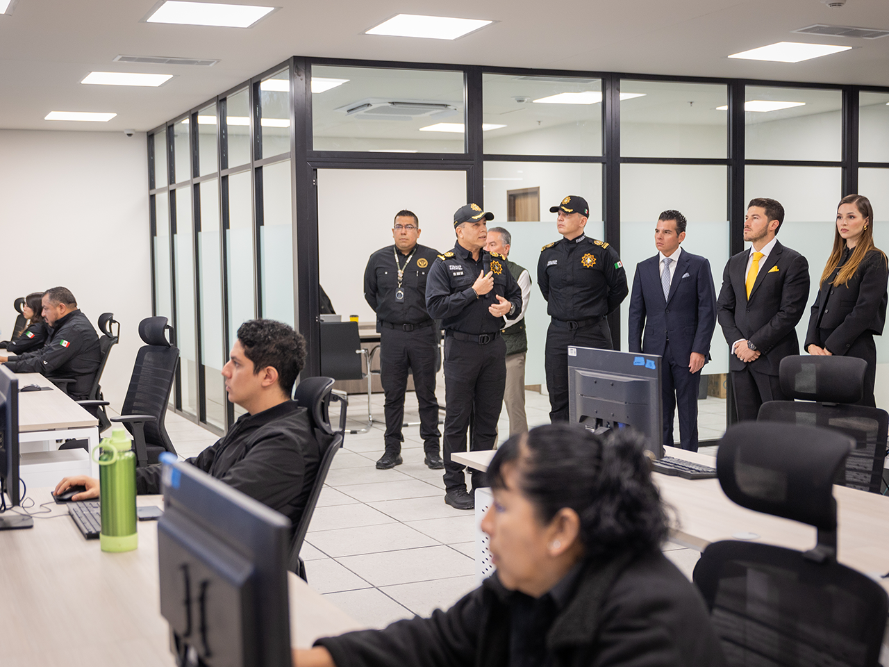 El Gobernador de Nuevo León y otros funcionarios públicos en las oficinas del C4.