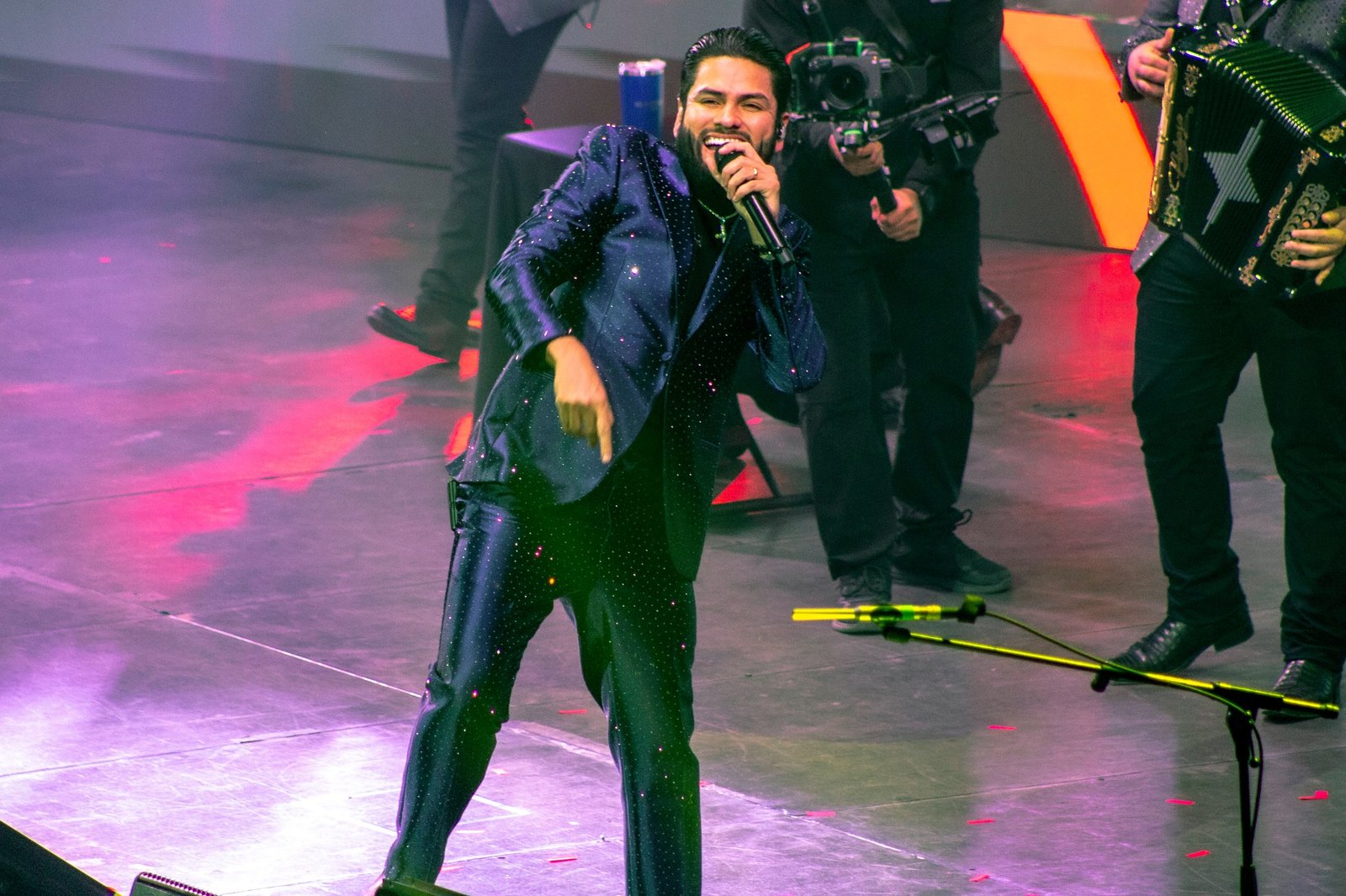 Corridos, risas y brindis: Virlán García conquista Monterrey