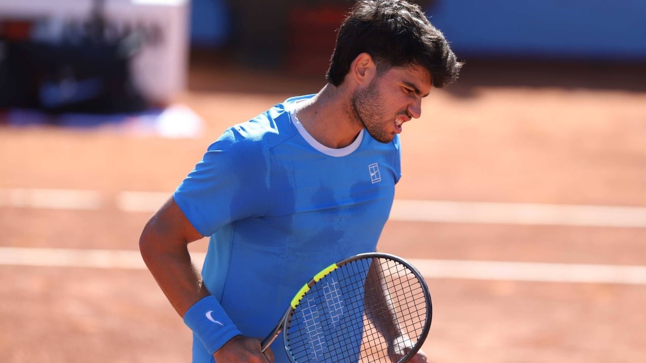 Carlos Alcaraz causa baja en el Abierto de Barcelona por lesión