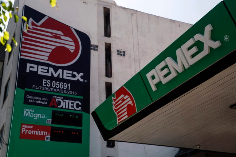 Fitch rebaja la calificación crediticia de Petróleos Mexicanos a "BB-"