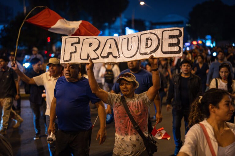 Se dispara tensión en elecciones de Perú por grito de fraude de candidato ultraderechista