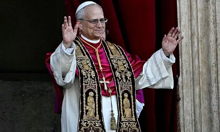 robert-francis-prevost-el-papa-leon-xiv-saluda-a-los-fieles-en-su-presentacion-al-mundo-copia