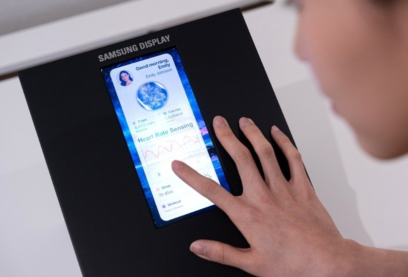 Samsung presenta una pantalla OLED con un sensor incorporado que mide la frecuencia cardiaca con solo tocarla