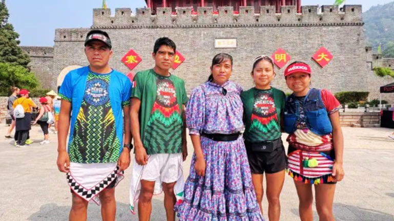 Atletas indígenas hacen historia en el Maratón de la Gran Muralla China