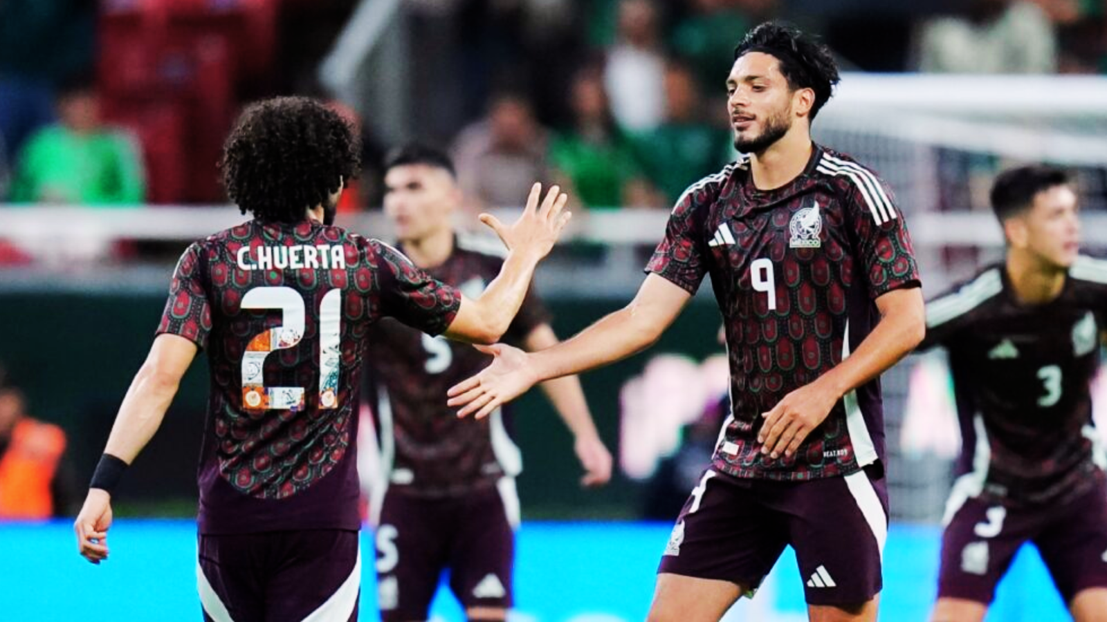 Raúl Jiménez y Cesar Huerta pelean un lugar previo al Mundial 2026