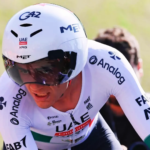 Isaac del Toro sufre en la montaña y pierde terreno en Francia