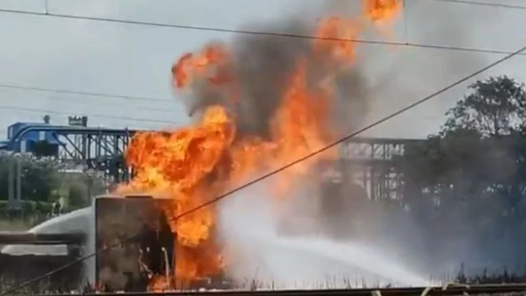 Incendio industrial en India deja dos bomberos muertos