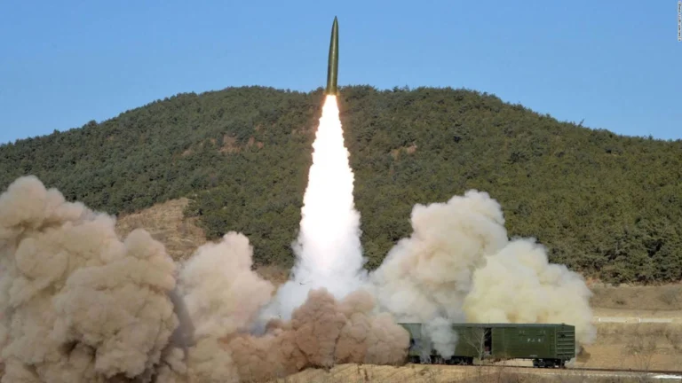 Corea del Norte lanza misil balístico hacia su costa este