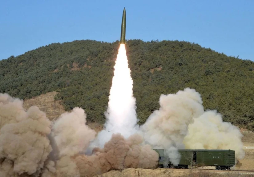 Corea del Norte lanza misil balístico hacia su costa este